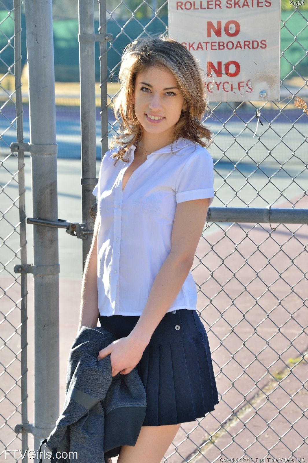 Troubled Schoolgirl Displaying Her Awesome Bod In An Outdoor Gallery 