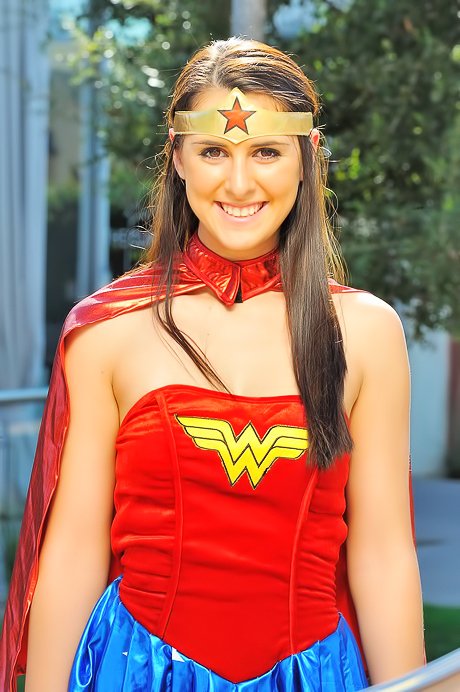 Wonder Woman cosplayer shows her pussy while chilling in public