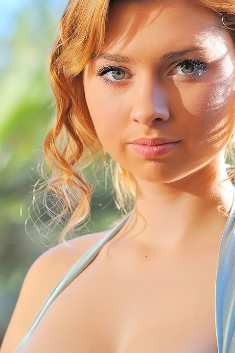 Chubby-faced hottie showing her boobs after taking off the prom dress