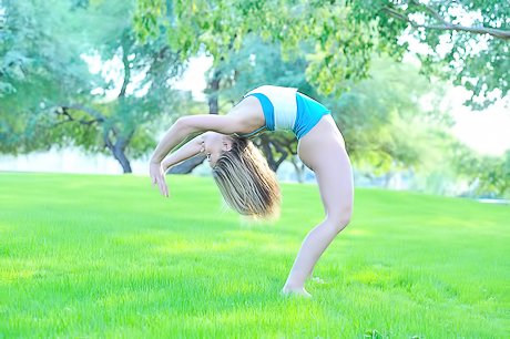 Fitness-crazed hoe doing cartwheels and showing her naked ass as well