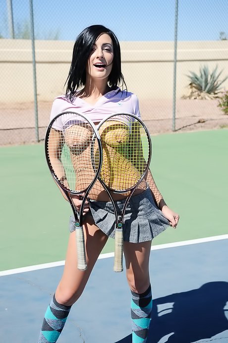 Tennis hottie with exposed boobies is showing off during the game