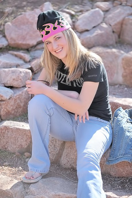 Arizonian blonde hottie shows her perfect body while on the trail