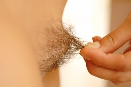 Good looking girl rams a glass toy in her pussy and it's amazing