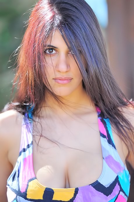 Dark-haired chick showing her flexibility and fucking herself with a toy