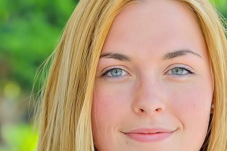 Blue-eyed babe with a hot bod decides to masturbate in a parking lot