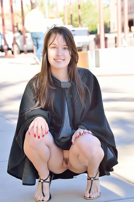 Endearing amateur babe exposing her needy pussy while outdoors