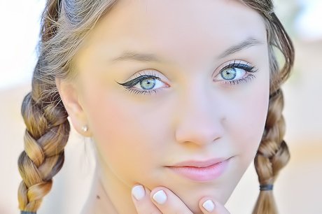 Braided babe shows her perfect pussy while rollerblading outside