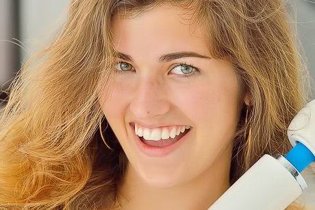 Thick babe with gorgeous curves revealing her natural breasts