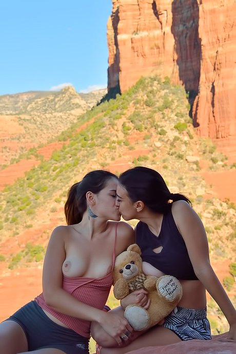 Friendly posing session quickly turns X-rated with these bisexual teens